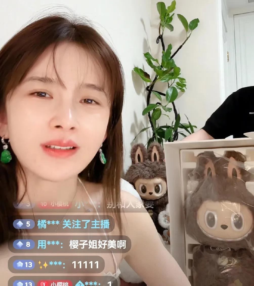 有人给演员赵樱子快递了一个labubu，有人在直播间问赵樱子是谁送的？
赵樱子笑