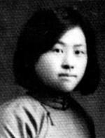1938年张宗兰和金凤英被特务盯上，特务正踢门时，金凤英掏出一包毒药，轻声对张宗