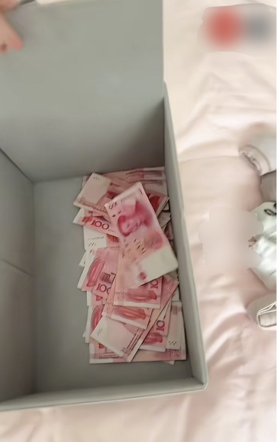 “这下完蛋了！”江西，一女子在家大扫除，想把装袜子的收纳盒洗一下，结果，刚要一打