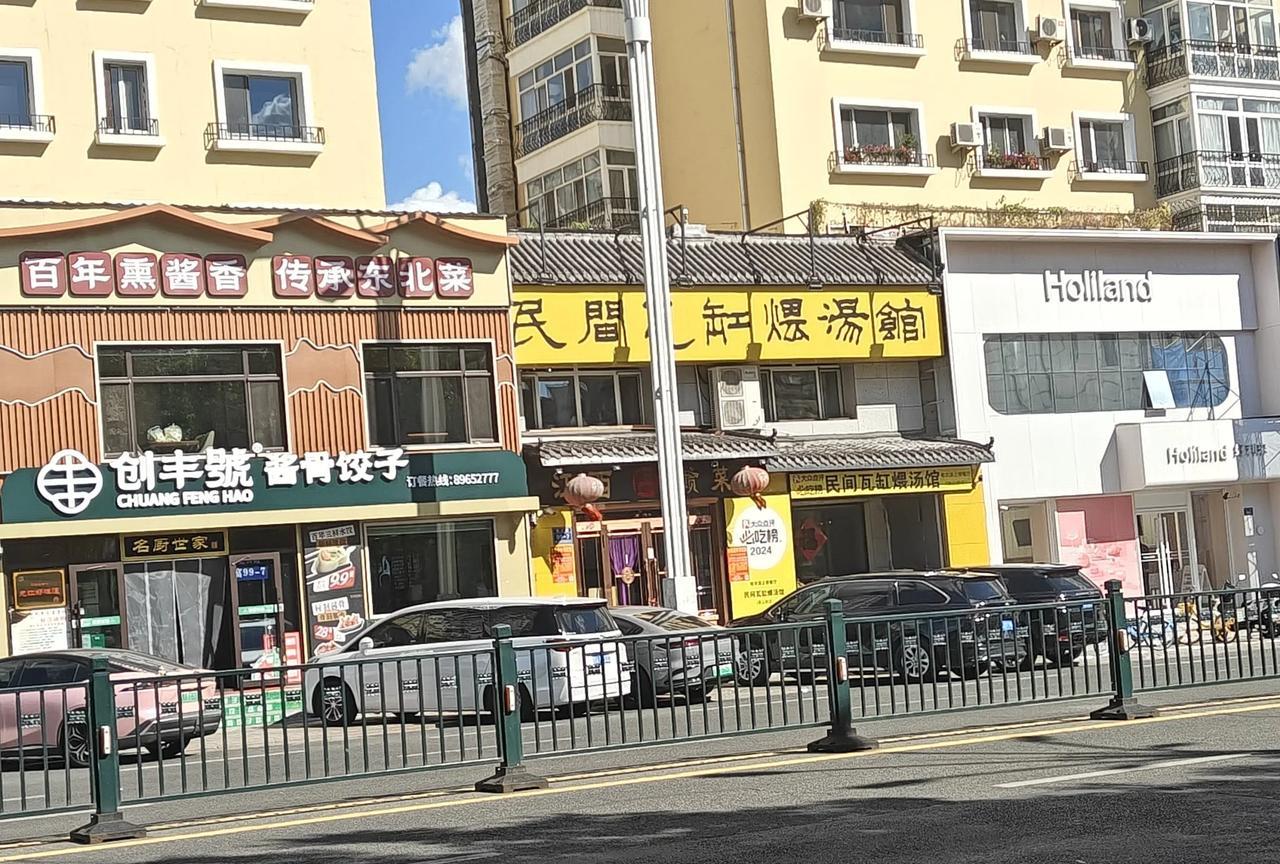 昨天是“教师节”，战友老林跟儿子生了一肚子气。
儿子儿媳妇工资都不高，孙子在一所