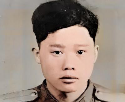 1951年1月28日，志愿军战士潘天炎因为生理需要去附近的草丛解决，却意外发现阵