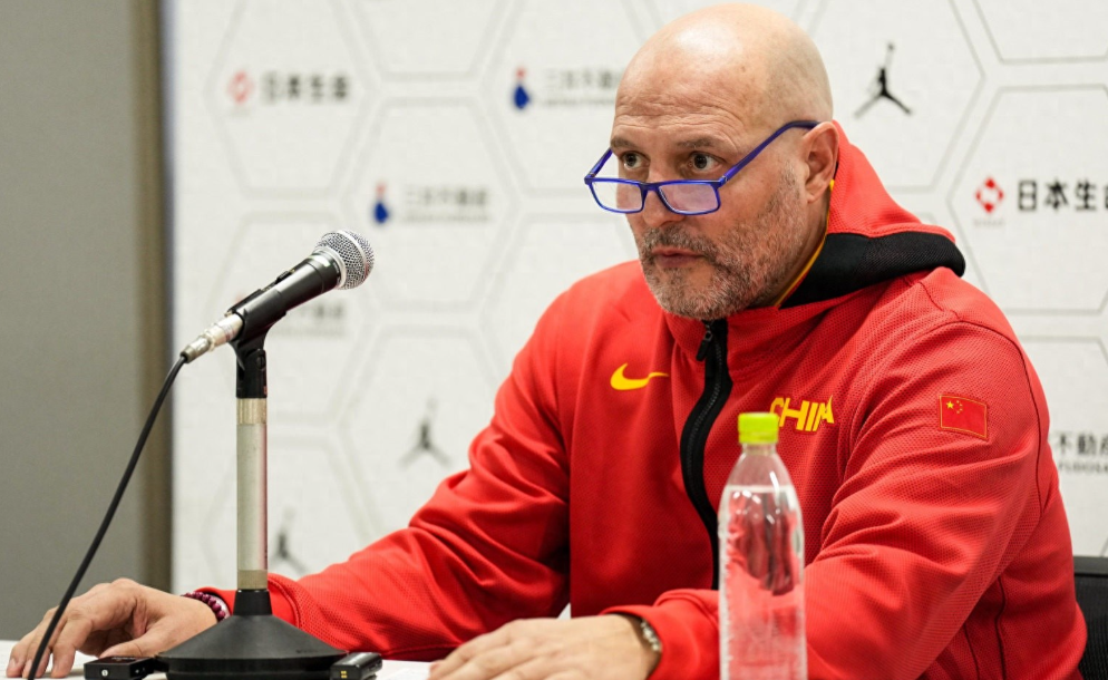 苏群撰文谈到了中国男篮的现状。
他写道：“如果现在还有辩论赛，这是有关中国篮球的