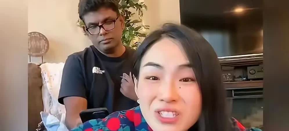 女子在网上炫耀印度丈夫是刹帝利，结果被网友啪啪打脸。
在中国媳妇的再三逼问下，