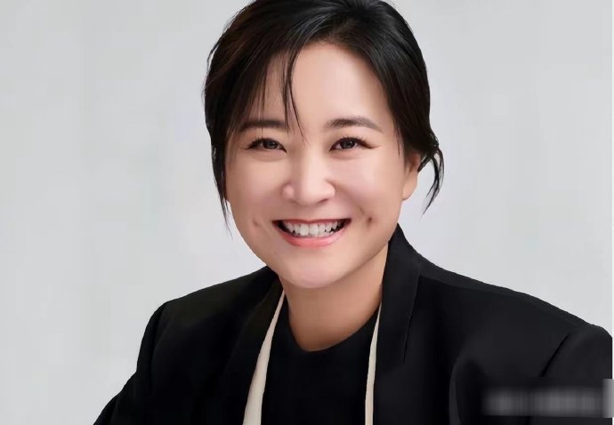 贾玲这两年的消失，其实是中国娱乐圈最聪明的一次撤退。
很多人不理解，为什么一个靠