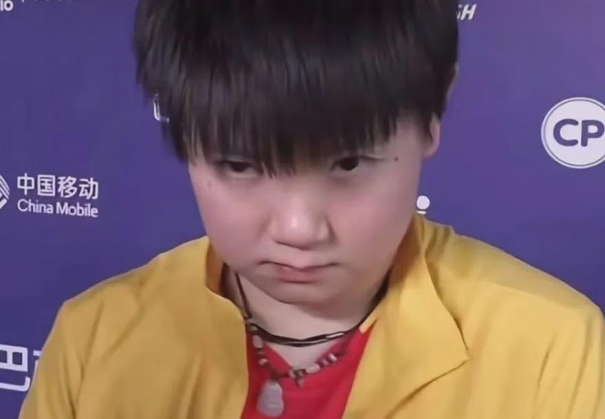 莎莎的这两个神态真是太讨喜了！
这是莎莎夺冠后，在幕后采访时的情景！
由于记