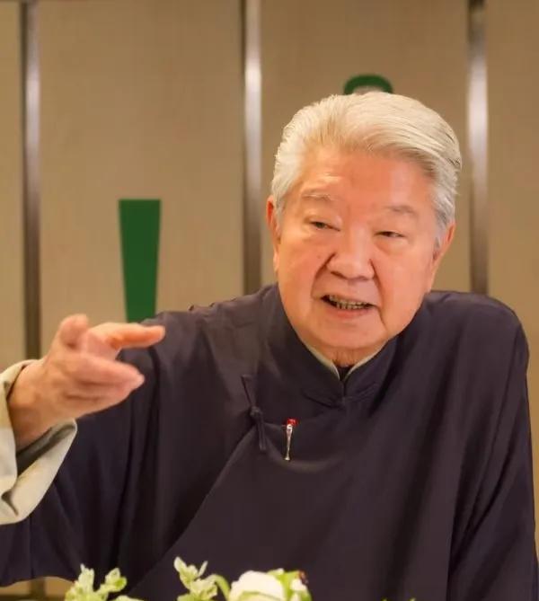 蔡澜先生走了，
其实今年4月已经有预兆了，
虽然他今年83岁了，可要不是因为那一