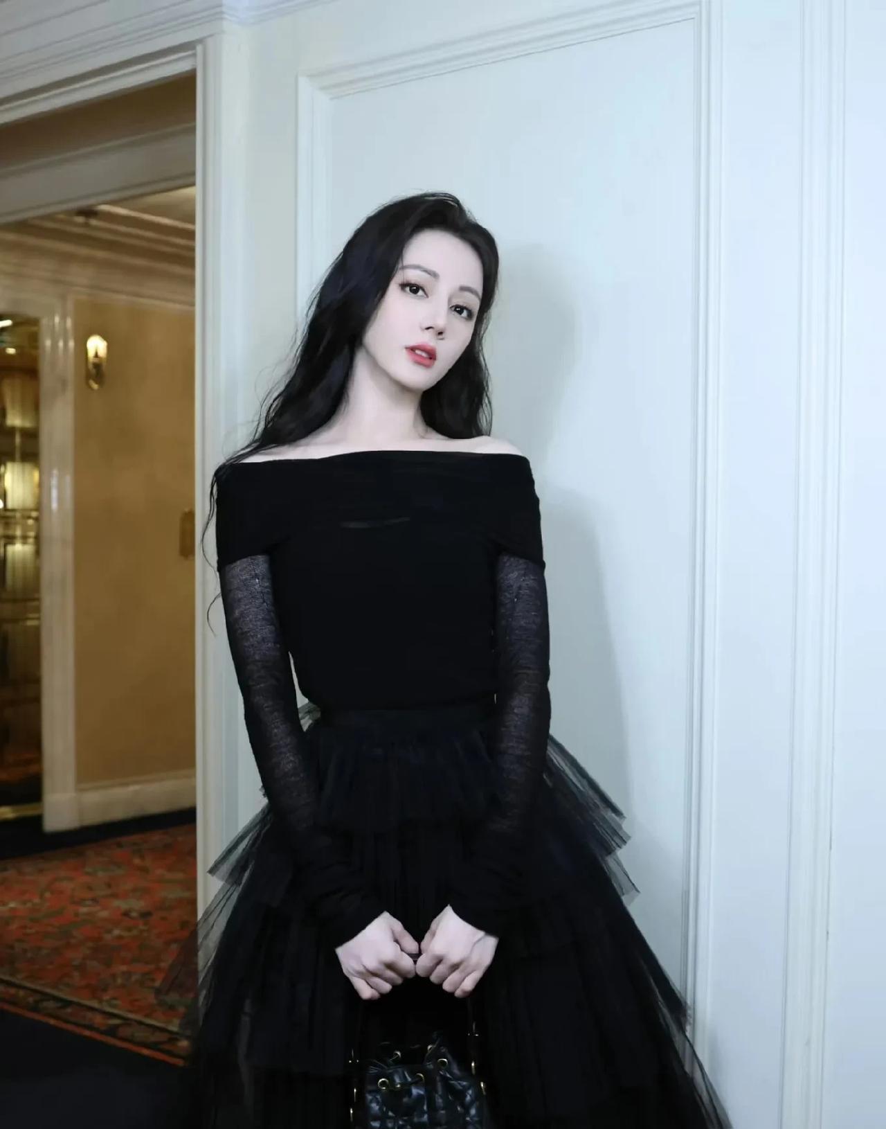 迪丽热巴和古力娜扎都是来自新疆的知名女星，在演艺事业和财富积累上都取得了一定成就