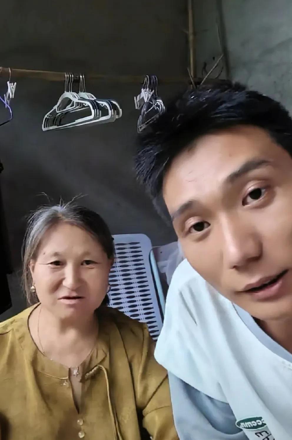 说苏牙子哥哥是远近闻名的大孝子，从他直播时和妈妈互动的表现，确实是名不虚传。哥哥