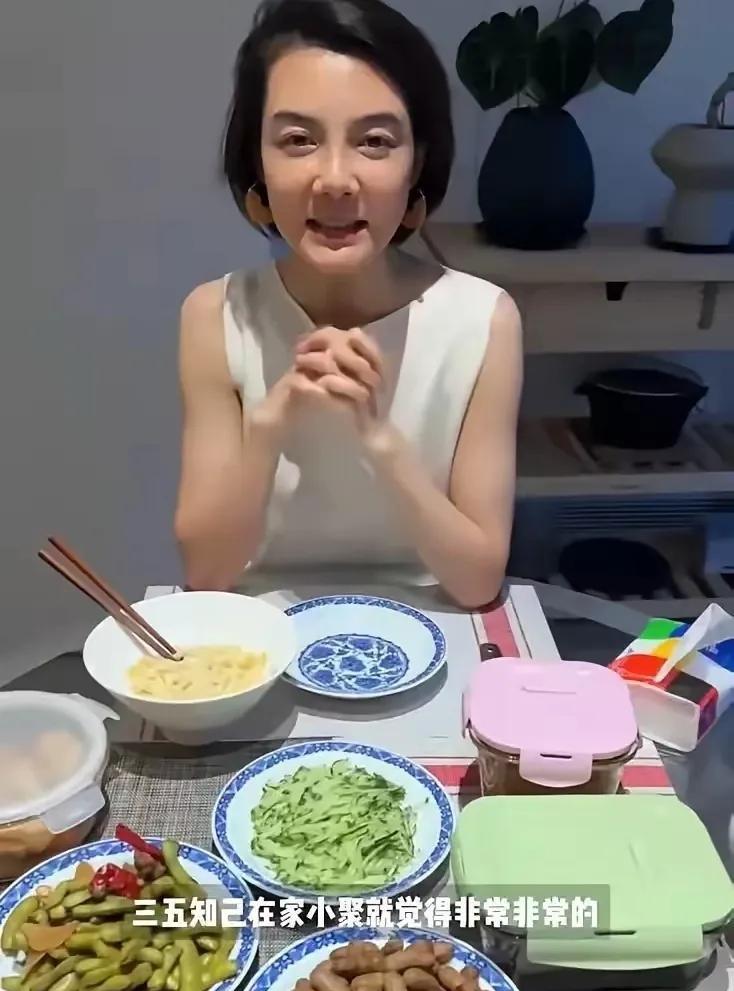 用剩菜，素菜招待朋友，过生日，43岁的车晓如今的生活过得太节俭了
身住大别墅，却