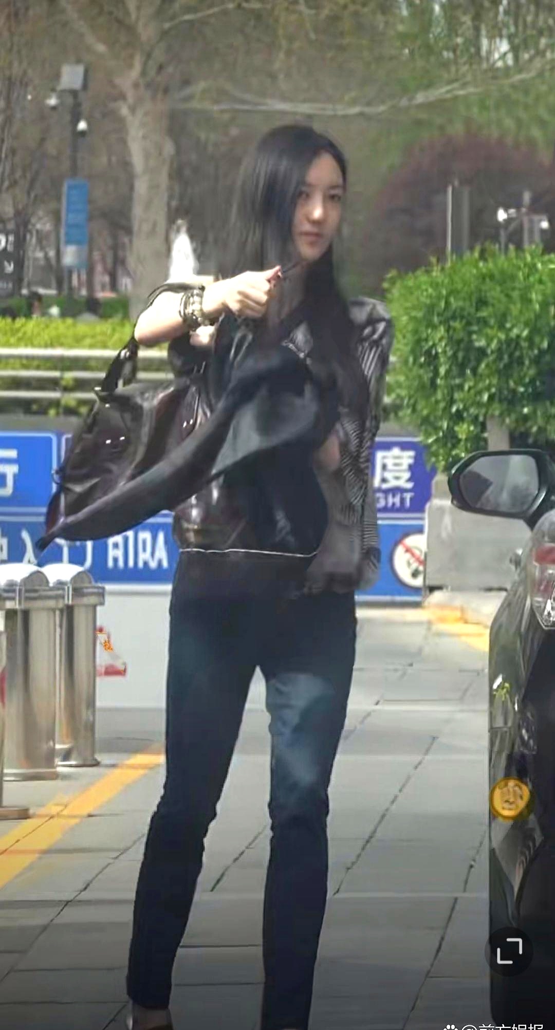 李嫣这孩子，最近被拍到和朋友逛商场。照片里，露肩T恤配牛仔裤，亭亭玉立，大长腿确