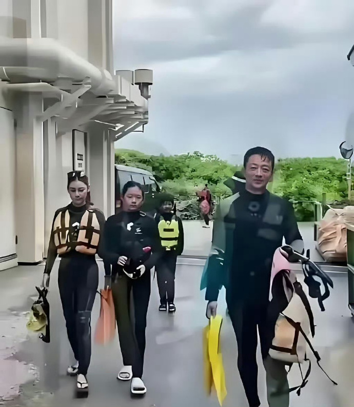 大S女儿小玥儿，终于把头发扎起来了，露出了清秀的脸庞，真的是小小S ​​​！ ​