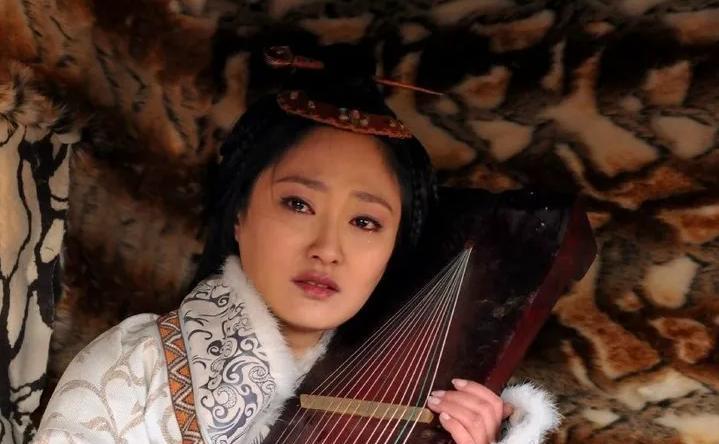 东汉末年那会儿，蔡文姬因为战乱，被匈奴拐跑了十二年，还在那儿生了俩娃。后来曹操大