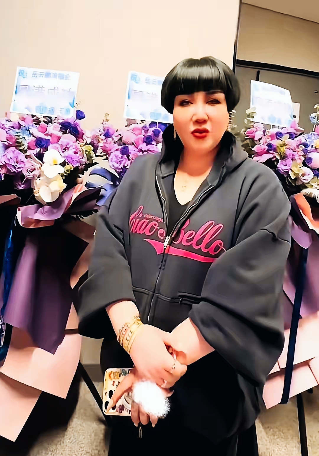 郭德纲的爱人王慧手上的四个金镯子着实抢镜，配上利落短发和大气身形，网友直接开麦：