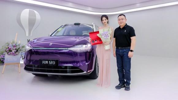 李一桐加入问界M9车主大家庭 明星选择印证科技豪华魅力