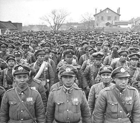 胡宗南默许部下吃空饷。连长每月可吃三名士兵的空饷。营长每月可吃五名。团长每月可吃