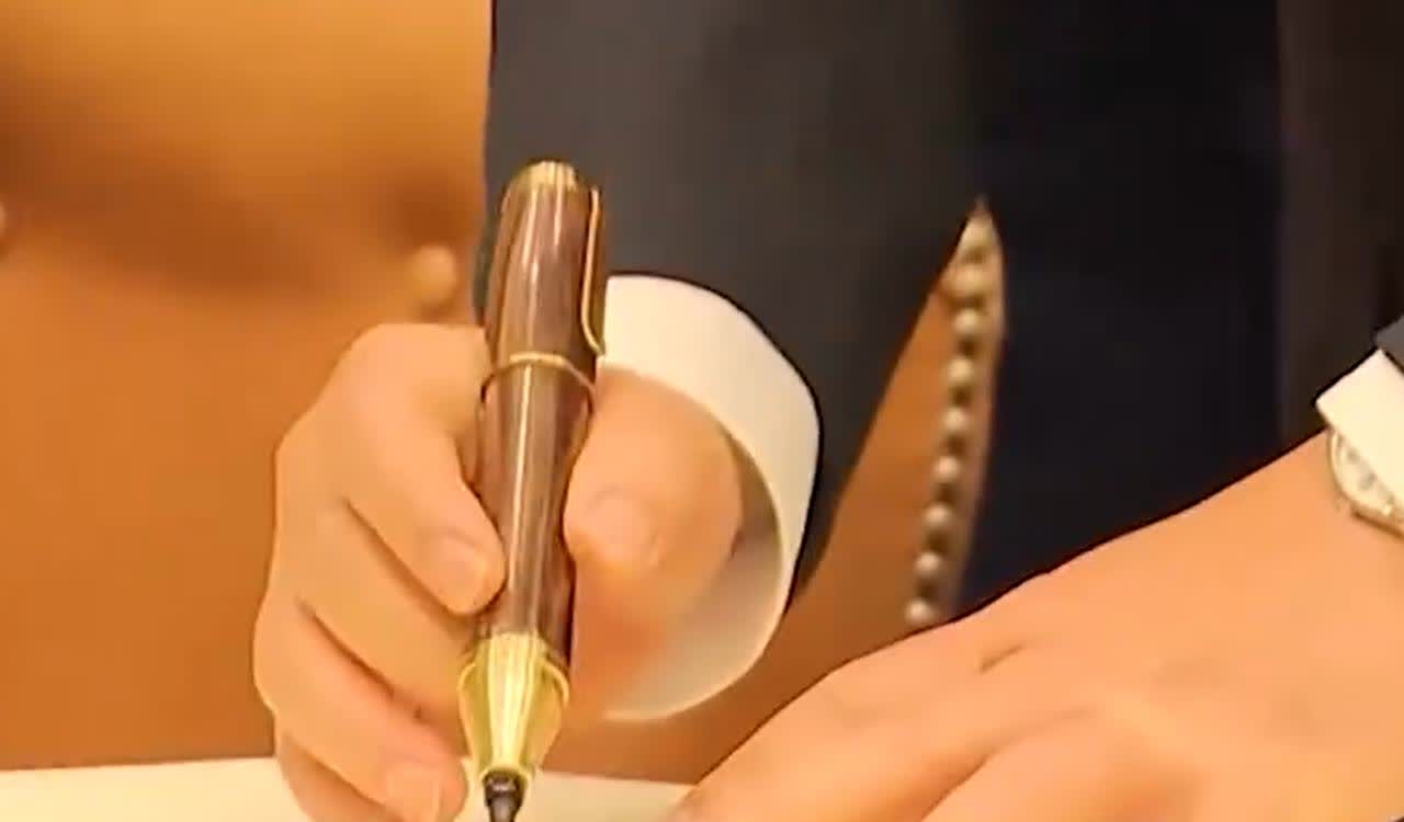 川普看上了李在明的签字笔，还不忘吐槽一下，他很不喜欢白宫的圆珠笔。

李在明