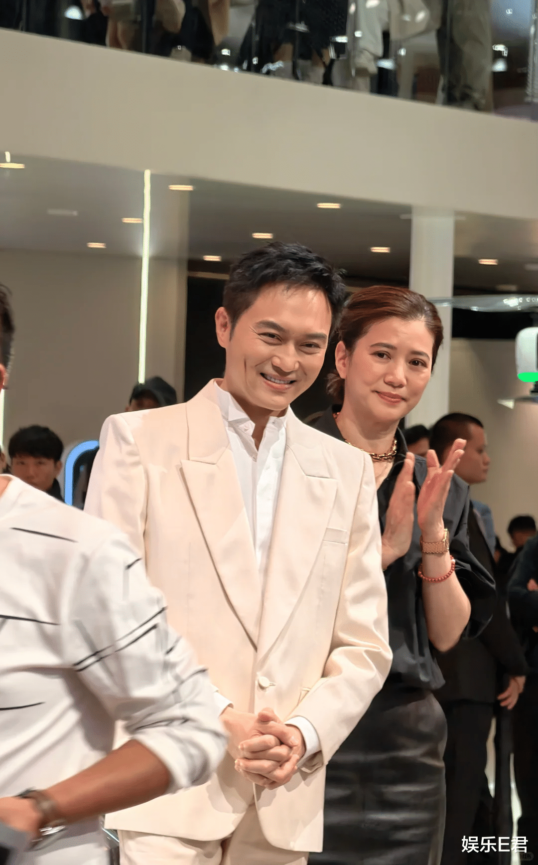 张智霖一家出游，19岁魔童身高超185cm，身材条件直逼韩国