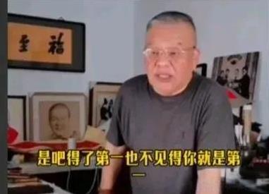 姜昆徒弟相声大师刘惠不知为何平白无故的讽刺杨议得一等奖“不真实”引发争议。
刘慧