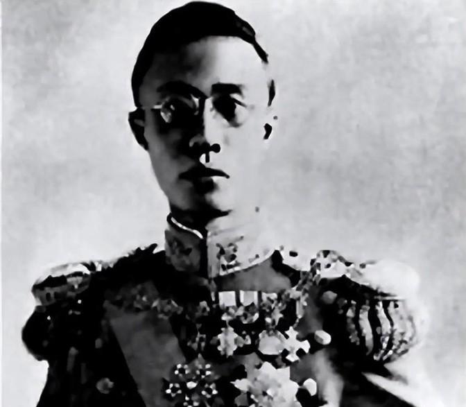 溥仪在伪满洲国，拥有多少权力？
爱新觉罗·溥仪，1906年出生在北京醇亲王府，是
