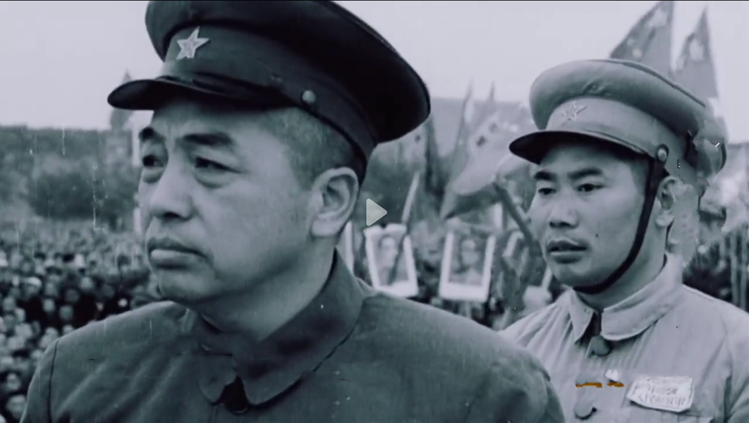 彭老总身后的这个人，略显青涩，他后来也当了志愿军司令员，还当了解放军的总参谋长。