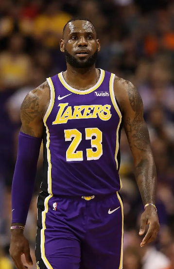 老詹现在游离于体系之外、
到生涯末期，能力下滑又是球队角色需要，他完全改变打法，