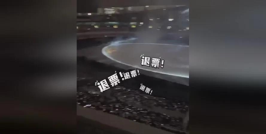 2025年7月12日晚，上海体育场，原定7点半开唱的侃爷（坎耶·维斯特）演唱会迟