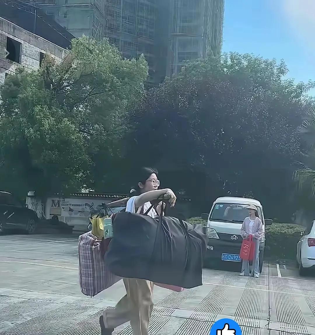 看好这位挑扁担的高考女生！
宁愿独自背负行囊穿越人潮，也要把“独立”二字写进青春