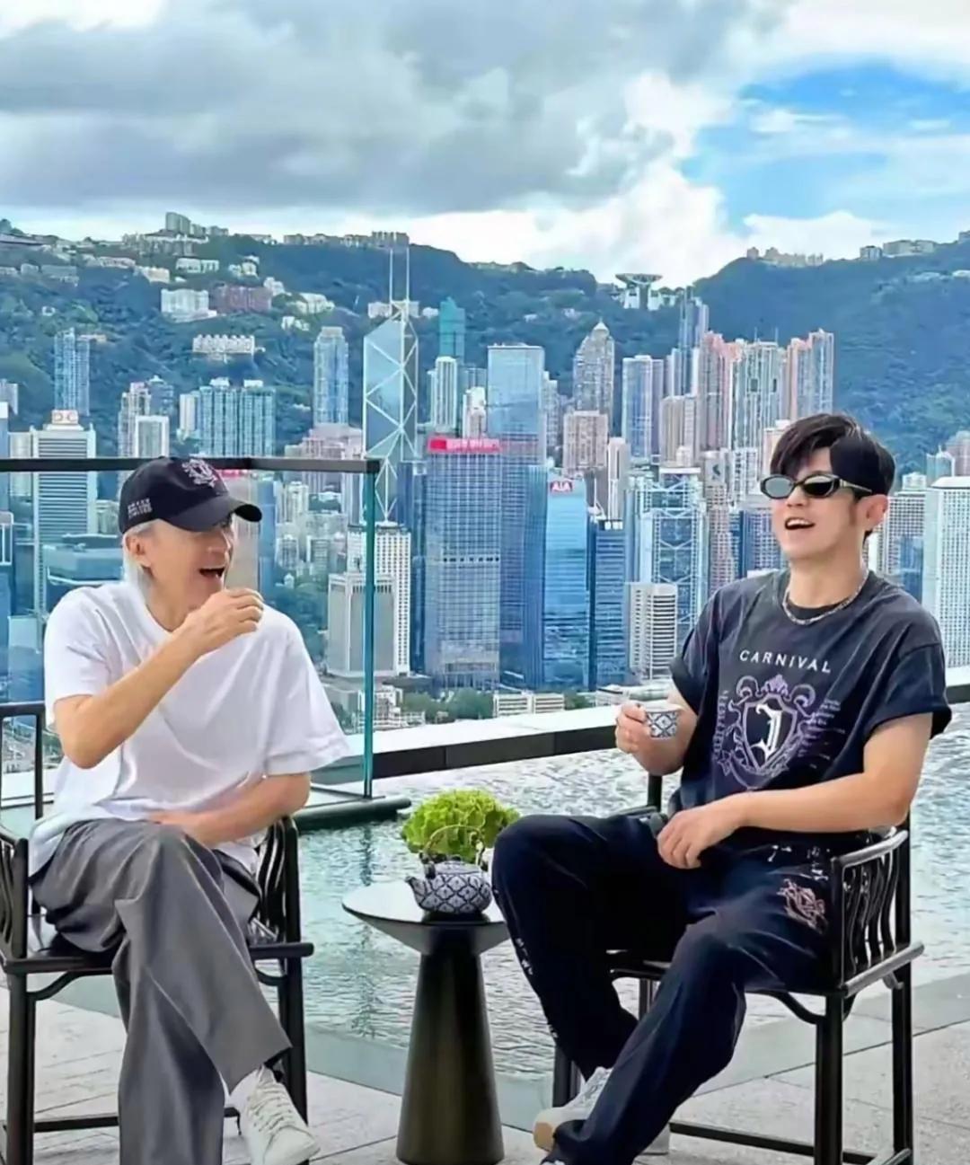 说实话，之前一直没觉得周杰伦有多帅，可这两张照片中的周董真是发型酷炫，衣着忒潮，