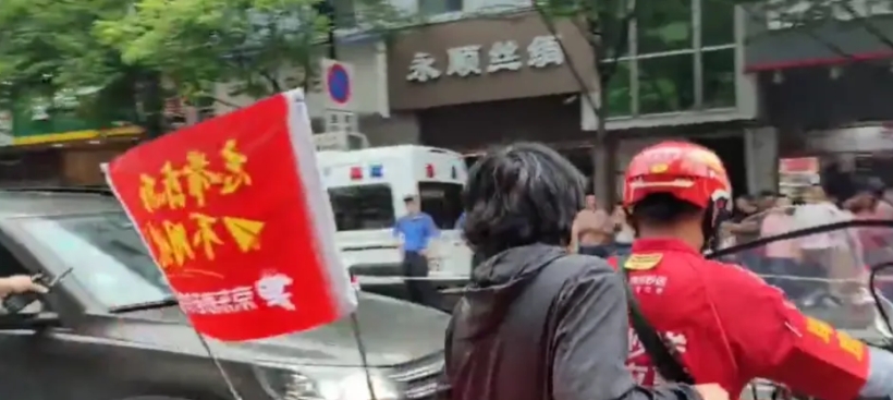 今天一大早，全国各地的高考考点外，一抹抹“京东红”成为了最亮眼的风景线！ 没错，
