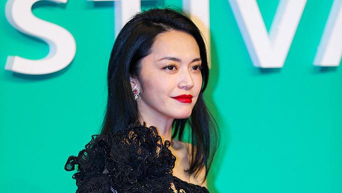 姚晨带娃体验渔家生活：闽南滩涂挖螃蟹，兄妹协作尽显手足情深