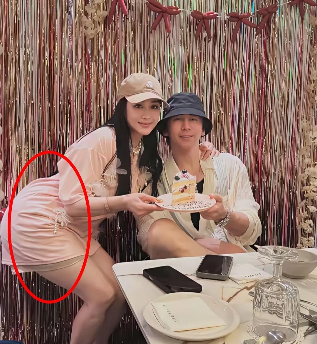 我都替钟丽缇感到尴尬了。
钟丽缇你就长点心吧，一把年纪了还把自己P成小姑娘。
P