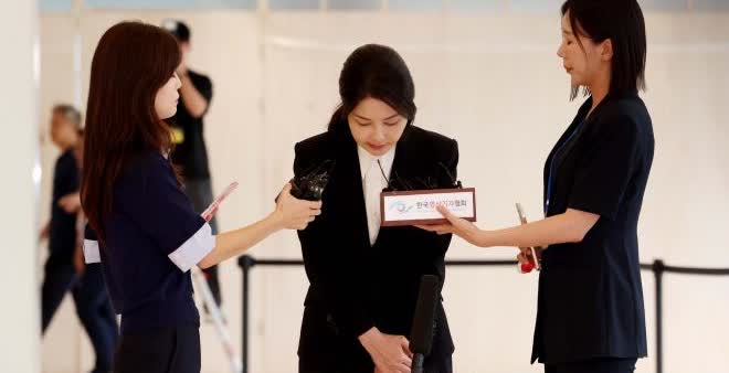 前总统夫妇，首次面临同时被拘押的关头…

尹锡悦前总统的夫人金建希女士，6日