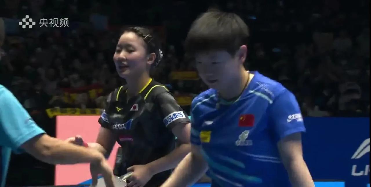 太难了。孙颖莎4：2艰难的赢下张本美和。
刚上场的时候，孙颖莎还是把衣服的一角塞