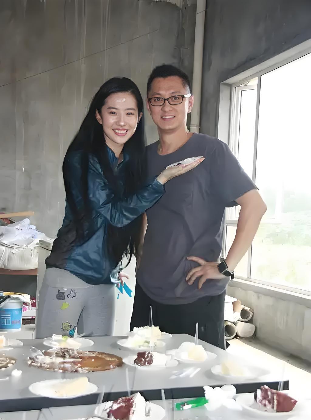 刘亦菲与叶伟信的合影旧照，当时在片场刘亦菲庆23岁生日的画面。
2010年8月2