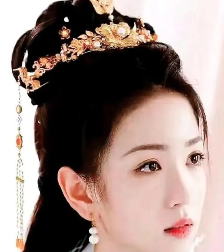 确实能看得出代露娃身上的公主气质。比如在《奔跑吧》常州青果巷的录制现场，她身穿一
