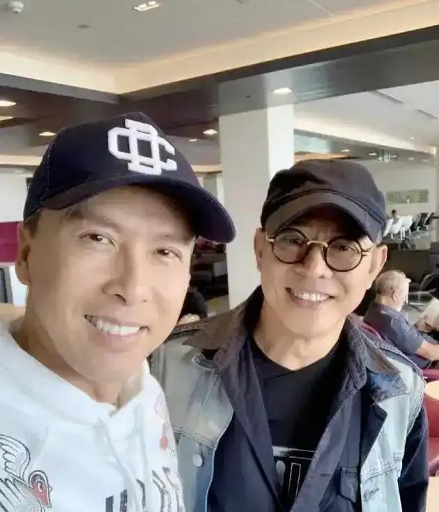 这是功夫巨星李连杰和甄子丹的合照！两个人都是因为能打能演，一炮而红，并且都成为了