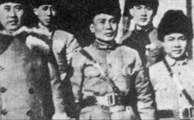 1948年，国军的一名伙夫和大部队走散了，被解放军拦下，解放军看他年纪大，便发了