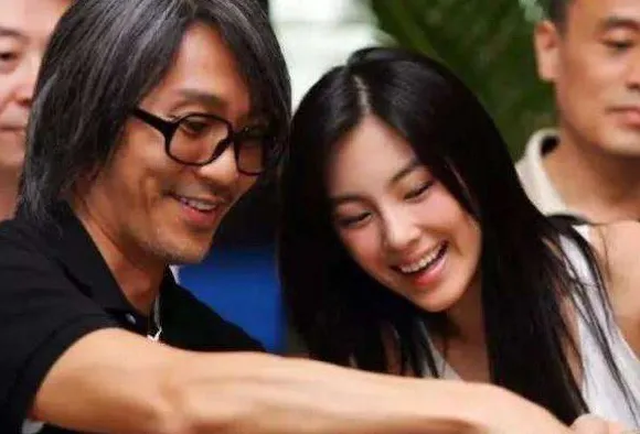 2012年，张雨绮为了和周星驰解约，不惜赔偿300万港币。3年后，周星驰邀请她出