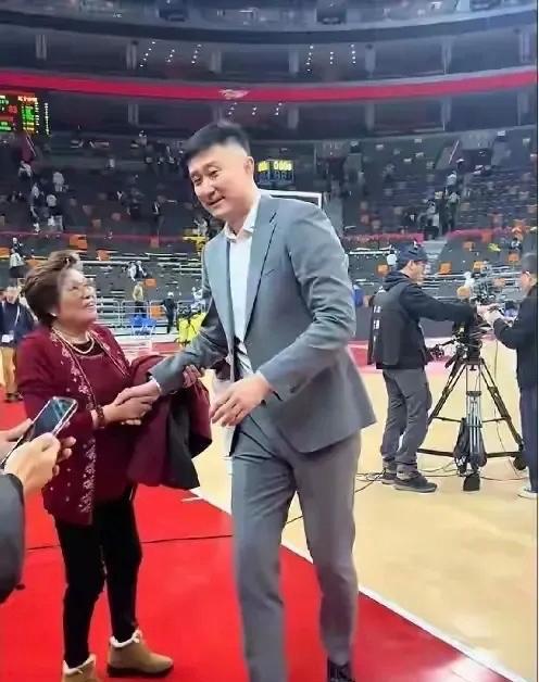 杜锋之谜！
1.谜团一：昨晚沪粤大战第二节中段，为什么广东宏远只使用单外援来对抗