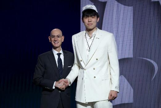 中国中锋杨瀚森能否在NBA新秀赛季收获3200万年薪?这成为球迷热议的话题。
中