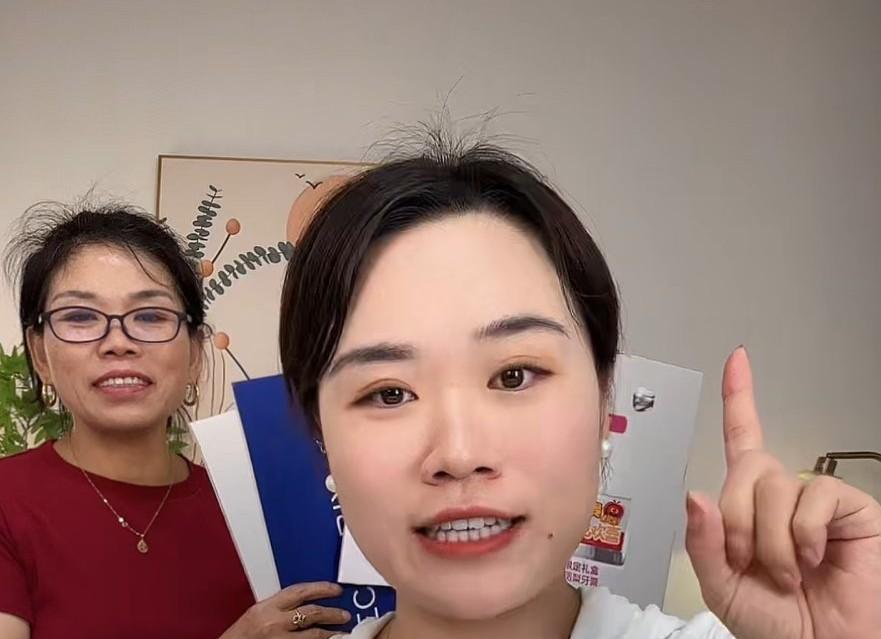 玉米粒的弟弟小憨豆周末回家开门儿看到妈妈在，那高兴的眼神让我泪目！玉米粒妈妈开启