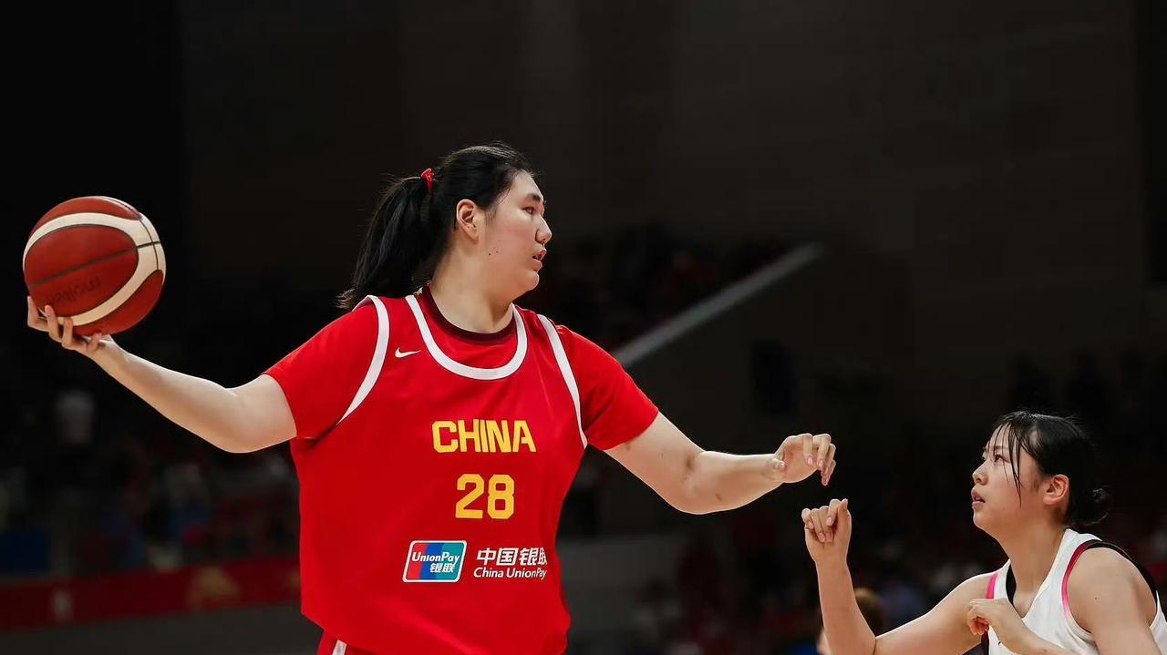 身上青一块紫一块的张子宇被宫鲁鸣主教练夸赞称是未来之星。
6月20日晚，中国女篮