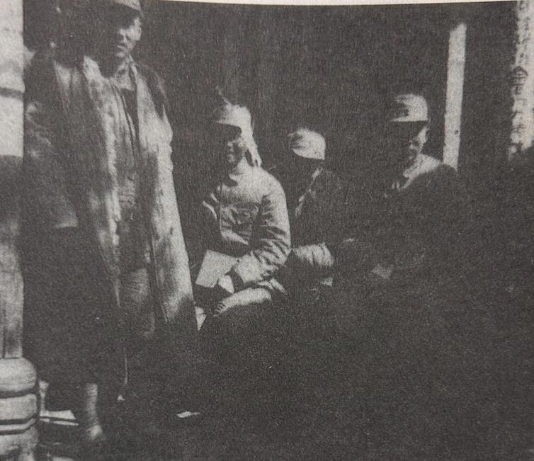 1940年2月，在山西省沁源县吴家窑村召开的决死队第1纵队干部大会上，右起薄一波