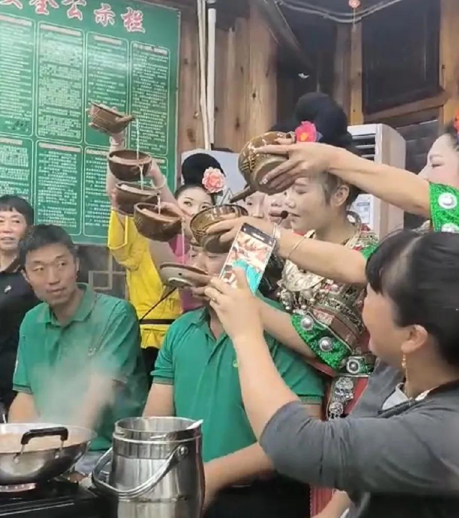 近日，我和朋友一起去了贵州西江苗寨旅游，Di一次走进西江苗寨，眼前的景象实在太美