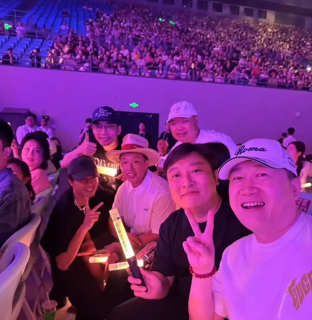 岳云鹏演唱会第二场，老搭档孙越来了，还是那段《大家一起说相声》，
郭老师没有，
