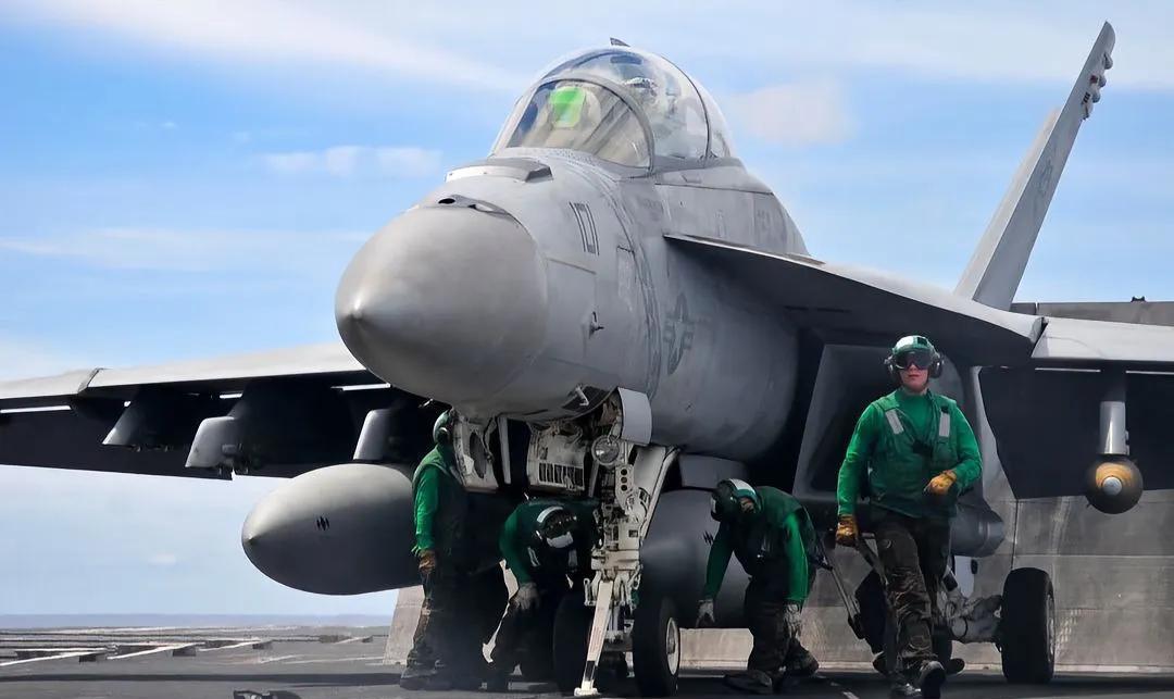 F/A-18超级大黄蜂正在弹射