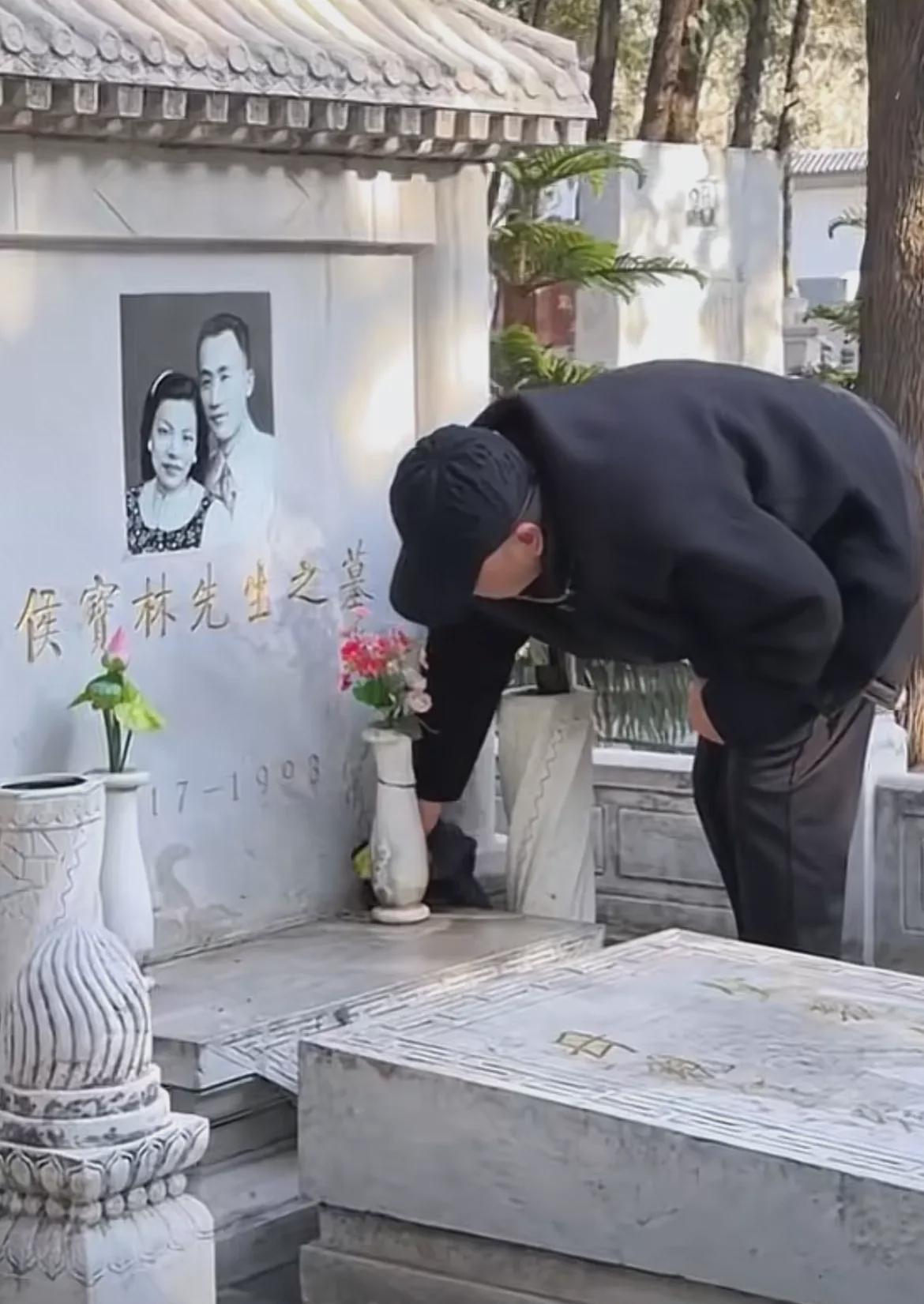 杨议最终选择拜入侯门，实现了自己的愿望。如今海青咸鱼翻身，辈分甚至高于郭德纲，形