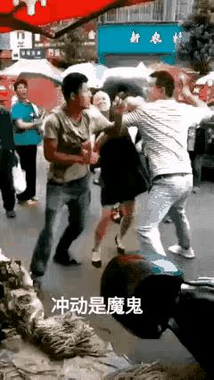 不顾妻子的百般阻拦，丈夫抡起扳手砸向另一位男子的头上，妻子崩溃不断拍打丈夫。
当