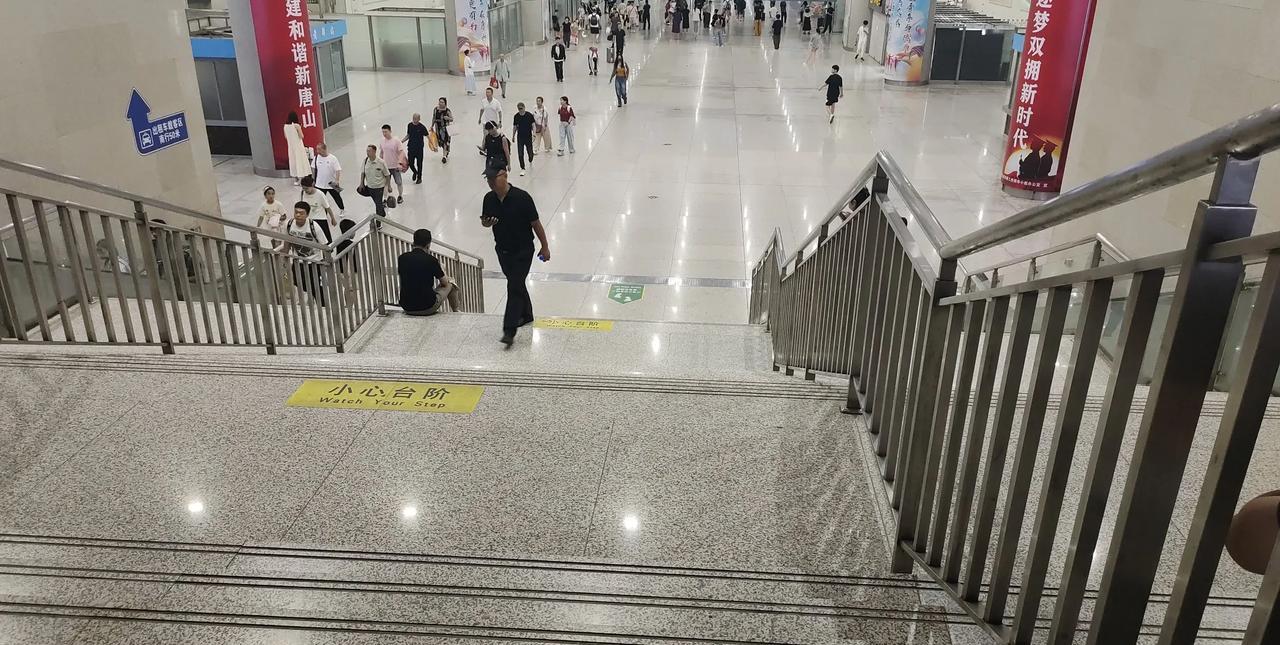 人儿在忙碌，看着他们，似乎有点喜悦，我在座着。