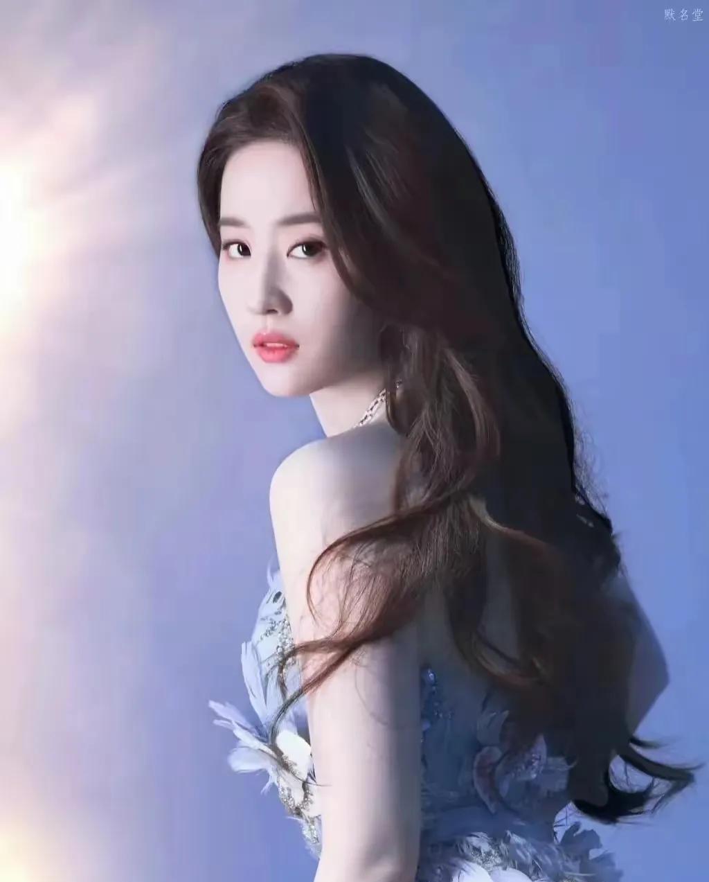 刘亦菲太美啦！仙女下凡一样漂亮！妥妥的女神一枚！
很秀气的一张脸，不愧是是仙女下